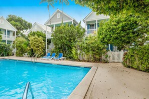 A heated pool - Tranquil tropical retreat with pool, private deck, & W/D - walk to bars/dining (Key West)