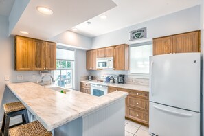 Fridge, microwave, oven, stovetop - Tranquil tropical retreat with pool, private deck, & W/D - walk to bars/dining (Key West)