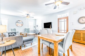 Dining - Tranquil tropical retreat with pool, private deck, & W/D - walk to bars/dining (Key West)