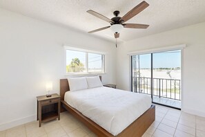 Free WiFi, bed sheets - Serene retreat with private dock, pool, washer/dryer, & canal access (Marathon)