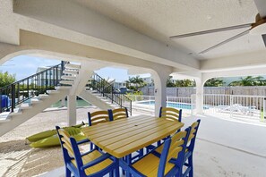 Outdoor dining - Serene retreat with private dock, pool, washer/dryer, & canal access (Marathon)