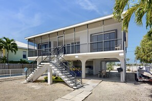 Exterior - Serene retreat with private dock, pool, washer/dryer, & canal access (Marathon)