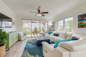 Smart TV - Coastal Waterfront Villa with pool, paddleboards & tennis courts (Marathon)