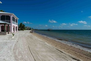 Beach - Coastal Waterfront Villa with pool, paddleboards & tennis courts (Marathon)