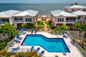 Pool - Coastal Waterfront Villa with pool, paddleboards & tennis courts (Marathon)