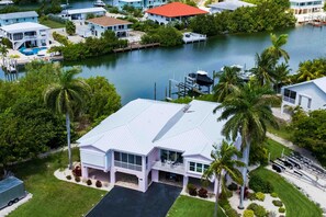 A residential property with a large house, a dock, and a lake. - Coastal Waterfront Villa with pool, paddleboards & tennis courts (Marathon)