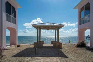 Terrace/patio - Coastal Waterfront Villa with pool, paddleboards & tennis courts (Marathon)