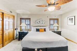 Iron/ironing board, free WiFi, bed sheets, wheelchair access - Custom canal-front home with private pool, palapa hut, & outdoor kitchen (Marathon)