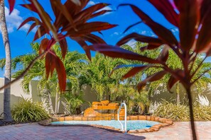 A heated pool - Custom canal-front home with private pool, palapa hut, & outdoor kitchen (Marathon)