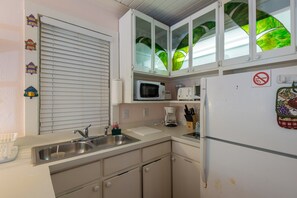 Kühlschrank, Mikrowelle, Wasserkocher mit Kaffee-/Teezubehör, Toaster