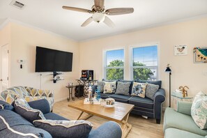 TV - Canal-front Dog-Friendly Home with private pool, WiFi, washer/dryer & central AC (Marathon)