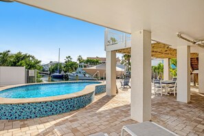 A heated pool - Canal-front Dog-Friendly Home with private pool, WiFi, washer/dryer & central AC (Marathon)