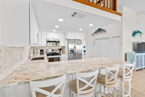 Fridge, microwave, oven, stovetop - Waterfront duplex with hot tub, pool, & beach access - W/D, balcony, and grill (Key Colony Beach)
