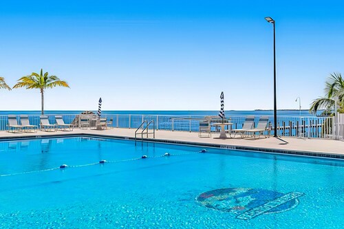 Gulfside condo with gorgeous views, shared pool, WiFi, & close to attractions