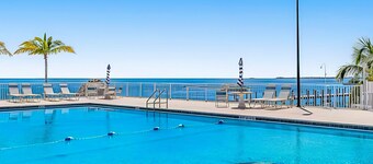 Gulfside condo with gorgeous views, shared pool, WiFi, & close to attractions