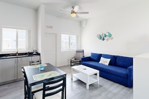Smart TV - Gulfside condo with gorgeous views, shared pool, WiFi, & close to attractions (Marathon)