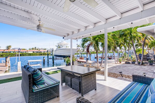 Outdoor dining - Renovated waterfront bungalow with private dock, lanai & Cabana Club/pool access (Key Colony Beach)