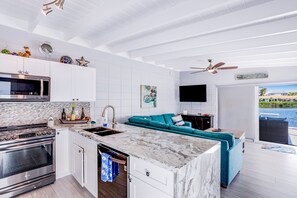 Frigorífico, microondas, horno y placa de cocina