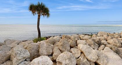 Comfortable Condo with Pool, Private Balcony, & Beach Access