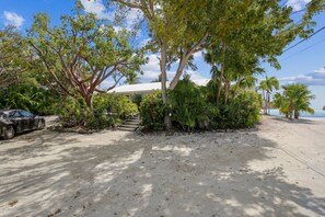 Property grounds - Oceanfront Duplex with Spectacular Views, Beach, & Dock (Long Key)