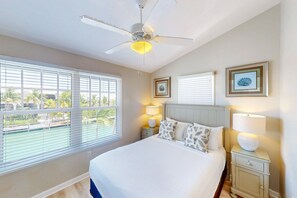 Iron/ironing board, free WiFi, bed sheets - Enchanting waterfront townhouse with balcony, mini oasis pool, & washer/dryer (Duck Key)
