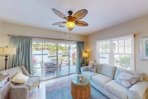 Smart TV - Enchanting waterfront townhouse with balcony, mini oasis pool, & washer/dryer (Duck Key)