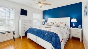 3 bedrooms, iron/ironing board, free WiFi, bed sheets - Charming home close to the ocean with pool, outdoor dining area and grill (Marathon)