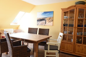 Dining - Spacious apartment on the Baltic Sea, with beautiful garden super suitable for children (Behrensdorf (Ostsee))
