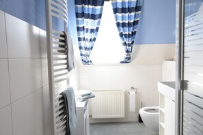 Shower, towels - Spacious apartment on the Baltic Sea, with beautiful garden super suitable for children (Behrensdorf (Ostsee))