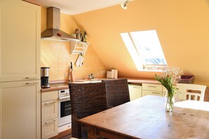Private kitchen - Spacious apartment on the Baltic Sea, with beautiful garden super suitable for children (Behrensdorf (Ostsee))