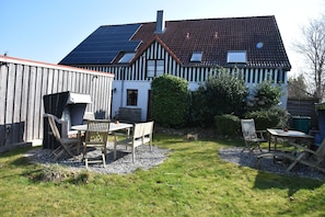 Outdoor dining - Spacious apartment on the Baltic Sea, with beautiful garden super suitable for children (Behrensdorf (Ostsee))