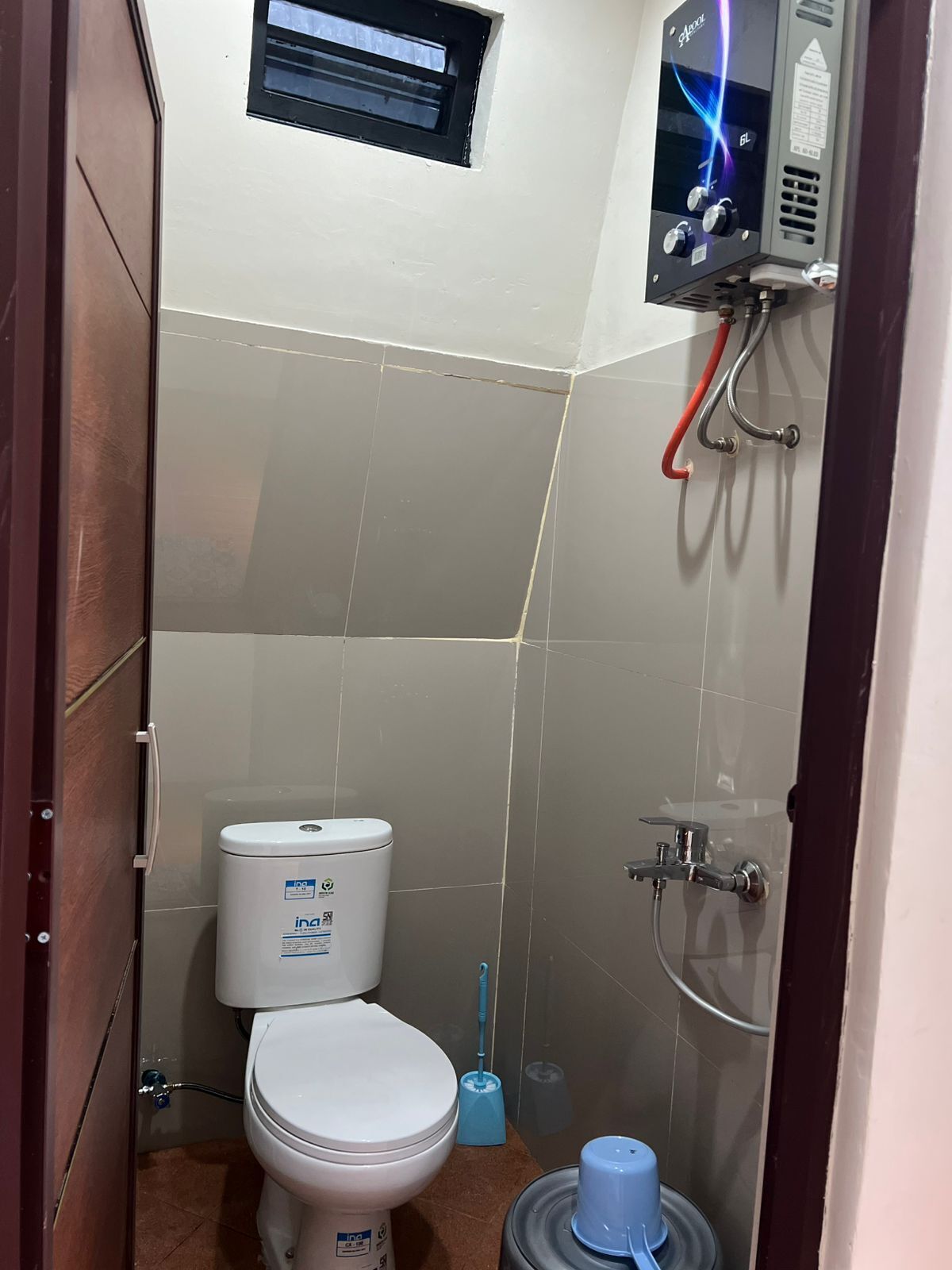 Un baño pequeño y funcional con inodoro, bidé y cabina de ducha.