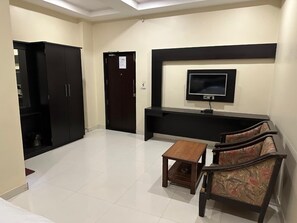 Deluxe Room, City View | Interior