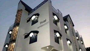 A „Hotel Megdoot” nevű szálloda modern építészeti stílusban készült, számos eréllyel és megvilágított ablakokkal rendelkezik.