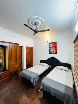 4 habitaciones, tabla de planchar con plancha, wifi y ropa de cama 
