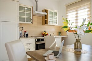 Deluxe-Apartment, Balkon, Meerblick | Eigene Küche