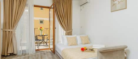 Habitación doble, balcón | Escritorio, wifi gratis y ropa de cama