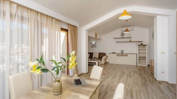 Deluxe Apartment, Balcony, Sea View | Dining