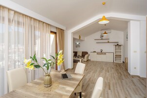 Deluxe-Apartment, Balkon, Meerblick | Speisen
