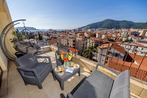 Deluxe-Apartment, Balkon, Meerblick | Terrasse/Patio