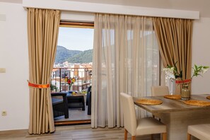 Deluxe-Apartment, Balkon, eingeschränkter Meerblick | Speisen
