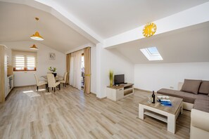 Deluxe-Apartment, Balkon, Meerblick | Wohnbereich