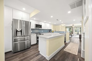 Fridge, microwave, dishwasher, coffee/tea maker - New Listing! Updated Luxury 2 BR 2.5 BA Golf Condo Near Ocean Bikes & Beach Gear (Hilton Head Island)