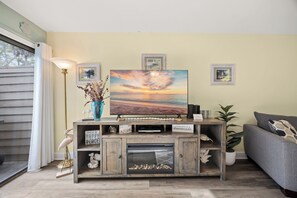TV - New Listing! Updated Luxury 2 BR 2.5 BA Golf Condo Near Ocean Bikes & Beach Gear (Hilton Head Island)