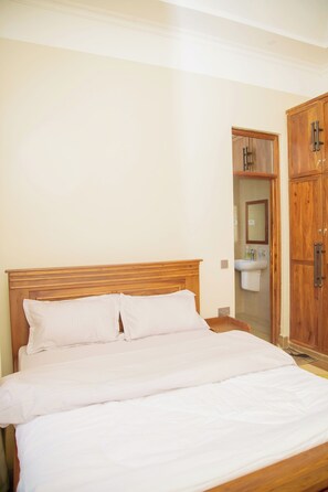 Room - Cosey Farm House and tent near  Ngorongoro, Serengeti and Manyara destinations. (Karatu - Arusha)