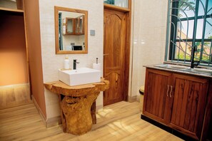 Bathroom - Cosey Farm House and tent near  Ngorongoro, Serengeti and Manyara destinations. (Karatu - Arusha)