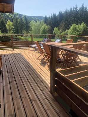 Outdoor dining - Fully renovated chalet 10 minutes from Gérardmer, 3 bedrooms, 3 bathrooms. (Gerbépal)