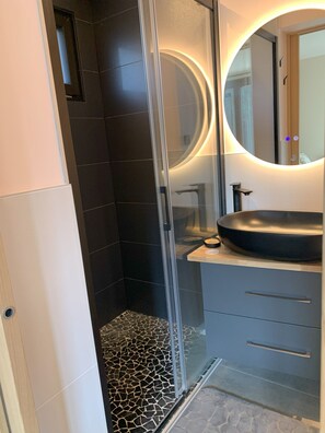 Shower, hair dryer, towels, toilet paper - Fully renovated chalet 10 minutes from Gérardmer, 3 bedrooms, 3 bathrooms. (Gerbépal)