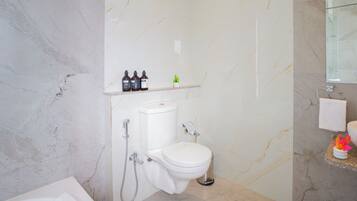 Deluxe Villa, Balcony, Garden View | Bathroom