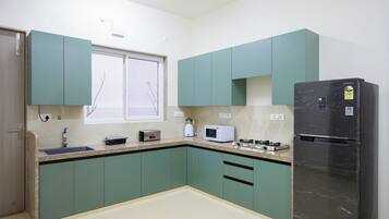 Deluxe Villa, Balcony, Garden View | Private kitchen